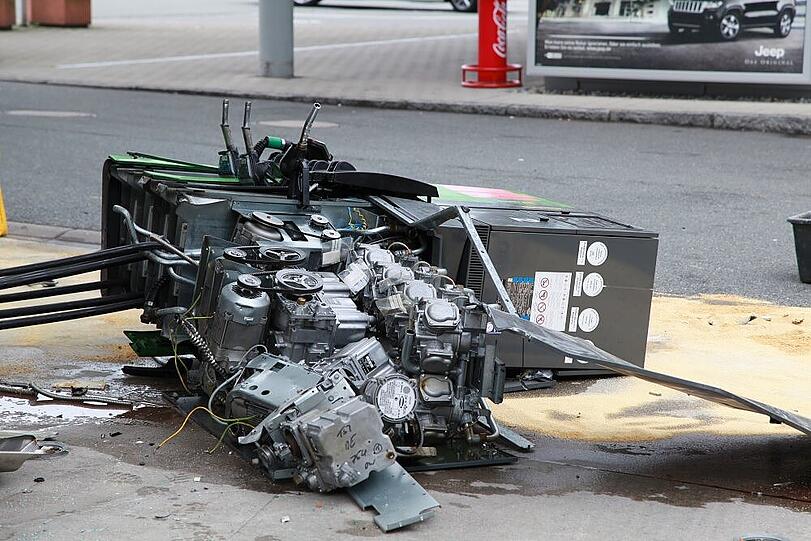 Schwerer Unfall an der Rastanlage Inntal: Ein Lkw raste in eine Zapfanlage.