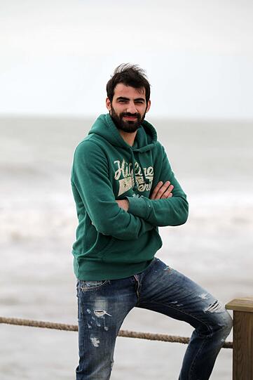 In lässigem Freizeitoutfit posiert Grigoris Makos am Strand von Belek.