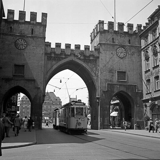Die Trambahn 26 in Richtung Ramsdorf fährt durch das Karlstor.