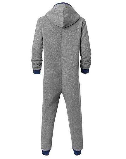 Couch-Mode: Wer mag, kann jetzt in ein FC-Bayern-Jumpsuit hüpfen. David Alaba präsentiert das trendy Teil für den Rekordmeister.