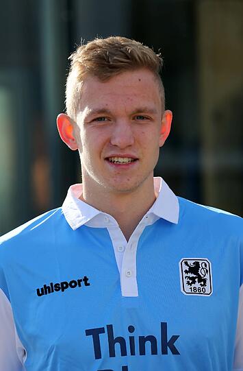 Hier wird Jannik Bandowski am Trainingsgelände des TSV 1860 vorgestellt.