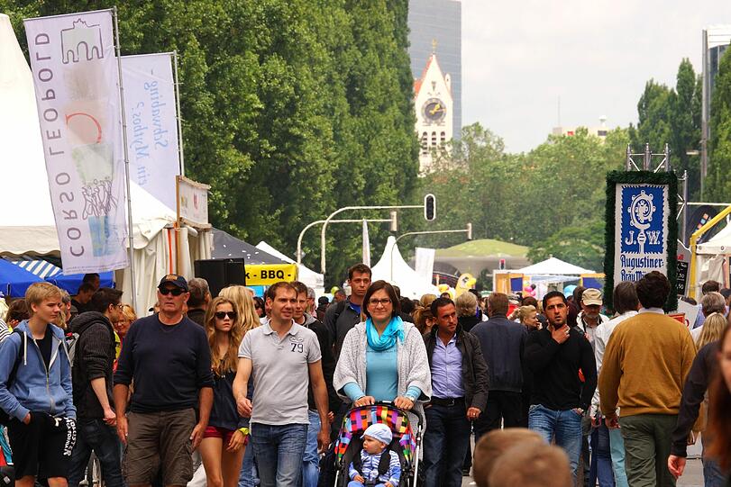 Es gibt soviel zu sehen: Beim Streetlife-Festival am Wochenende kamen 150 000 Münchner auf die autofreie Leopold- und Ludwigstraße.