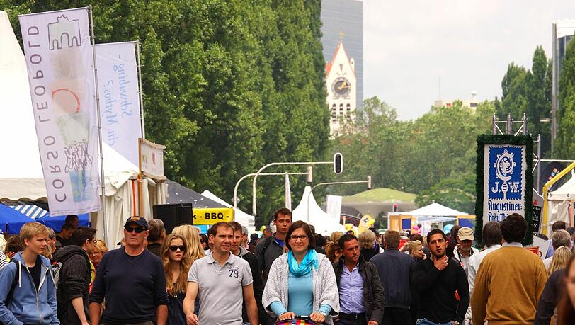 Es gibt soviel zu sehen: Beim Streetlife-Festival am Wochenende kamen 150 000 Münchner auf die autofreie Leopold- und Ludwigstraße. Es gibt soviel zu sehen: Beim Streetlife-Festival am Wochenende kamen 150 000 Münchner auf die autofreie Leopold- und Ludwigstraße.