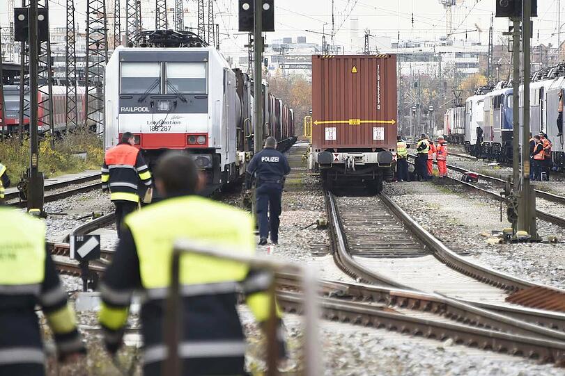 Die Polizei befreite Flüchtlinge, die als blinde Passagiere mit einem Güterzug nach Deutschland kamen und in einem Container eingesperrt waren.