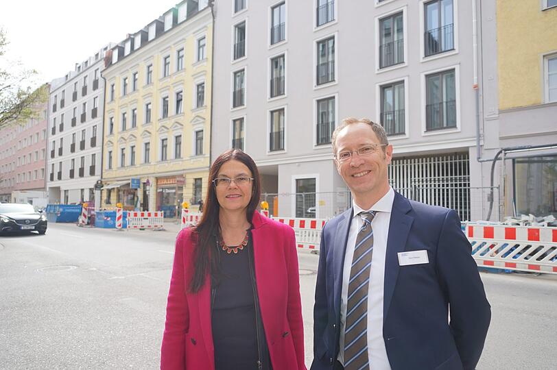 Stadtbaurätin Elisabeth Merk und Joachim Häsler von Instone Real Estate vor dem "Therese".