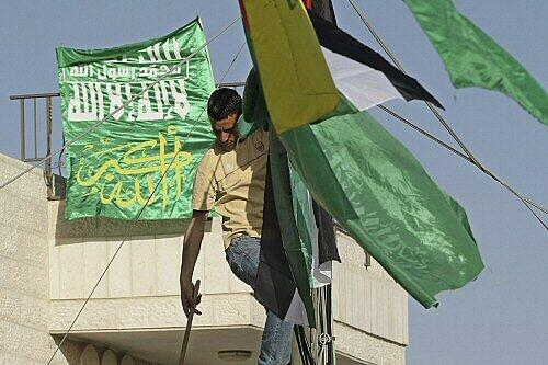 Hamas-Fahnen wehen nach dem Attentat in Ost-Jerusalem
