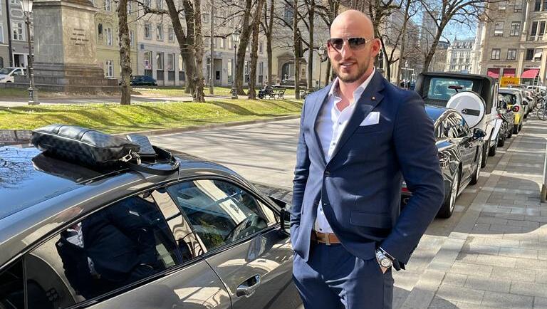 Eleganter Sportler: Mario Daser vor dem Bayerischen Hof in München Eleganter Sportler: Mario Daser vor dem Bayerischen Hof in München