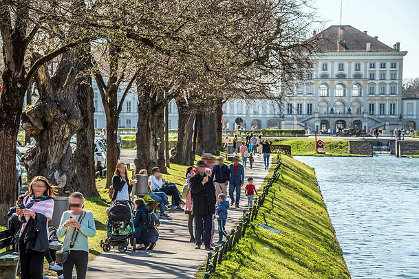Spazierg&auml;nger am Nymphenburger Schlosskanal.