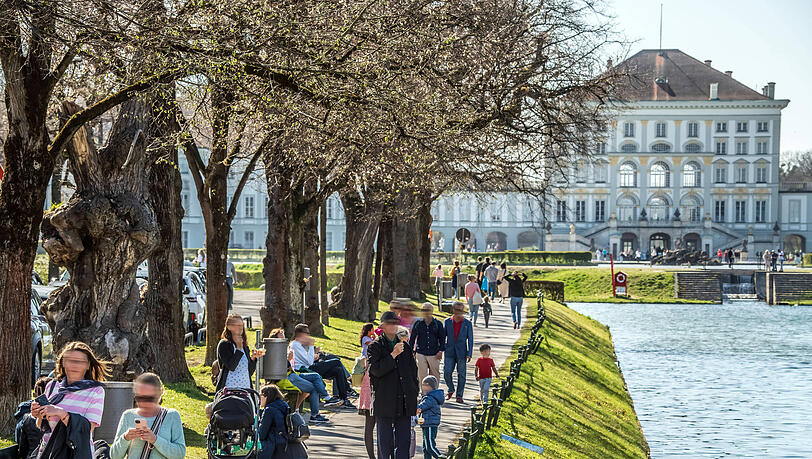 Spaziergänger am Nymphenburger Schlosskanal. Spaziergänger am Nymphenburger Schlosskanal.
