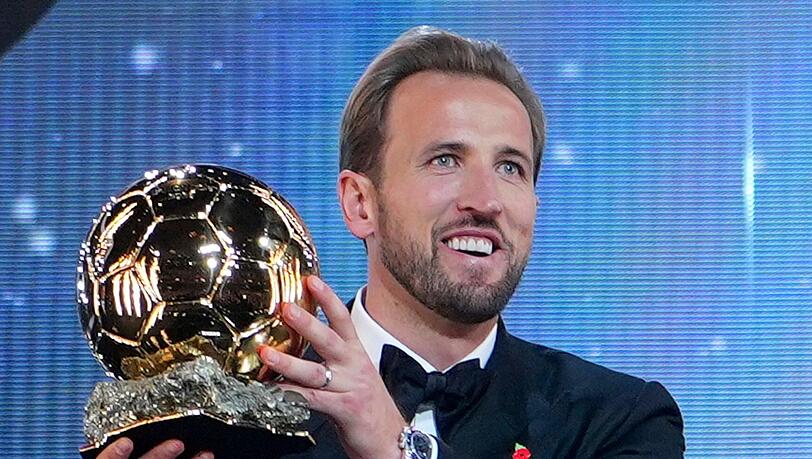 Harry Kane mit dem Ballon d'Or, mit dem der Bayern-Torjäger vor dem Pokalspiel gegen Magdeburg ausgezeichnet worden ist. Harry Kane mit dem Ballon d'Or, mit dem der Bayern-Torjäger vor dem Pokalspiel gegen Magdeburg ausgezeichnet worden ist.