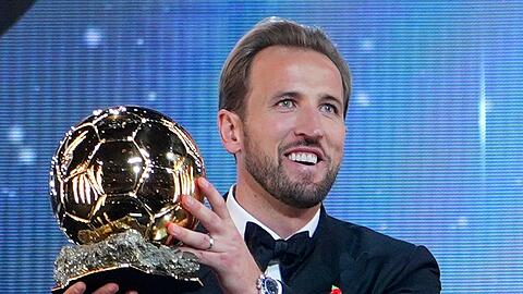 Harry Kane mit dem Ballon d'Or, mit dem der Bayern-Torj&auml;ger vor dem Pokalspiel gegen Magdeburg ausgezeichnet worden ist.