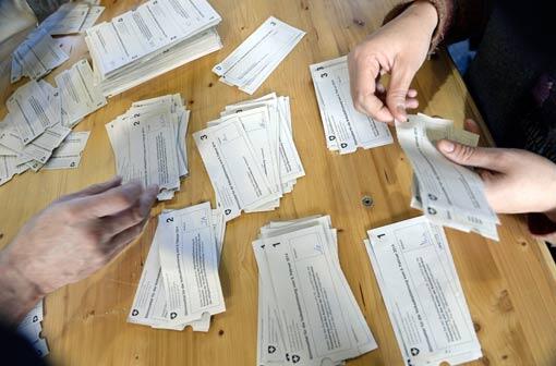 Auszählen der Stimmzettel nach dem Zuwanderungsreferendum in der Schweiz.