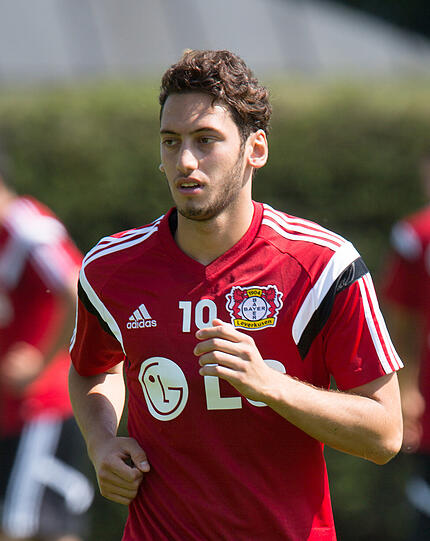 Hakan Calhanoglu (20/Bayer Leverkusen/14,5): Der Freistoßkünstler hat es nicht so mit Vertragstreue. Streikte sich vom HSV nach Leverkusen. Will dort «zwei, drei Jahre» seine Magie verbreiten. Hat allerdings einen Fünfjahresvertrag unterschrieben. Typisch Calhanoglu eben.