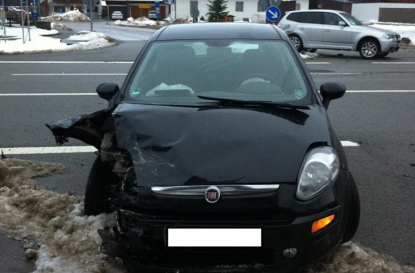 Der Fiat des Rettungsassistenten nach dem Unfall.