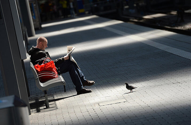 Die meisten, deren Zug ausfällt haben sich alternativen überlegt. Oder wie dieser Herr am Münchner Hauptbahnhof, Zeit um ein bisschen Zeitung zu lesen.