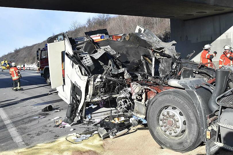 Wie durch ein Wunder konnte der Lkw-Fahrer mit nur mittelschweren Verletzungen aus dem Warck geborgen werden.