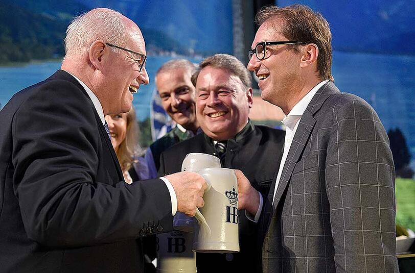 In der Bayrischen Landesvertretung in Berlin fand am Mittwoch der traditionelle Berliner Auftakt zum Münchner Oktoberfest statt. Vor Ort waren unter anderem Volker Kauder, Ilse Aigner und Alexander Dobrindt. Die Bilder.