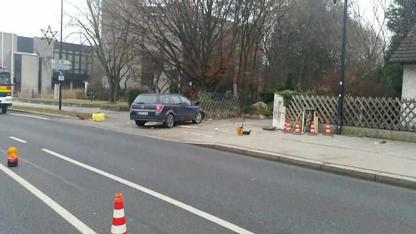 Das Auto schleuderte erste gegen die Mauer und erfasst dann die Kinder.