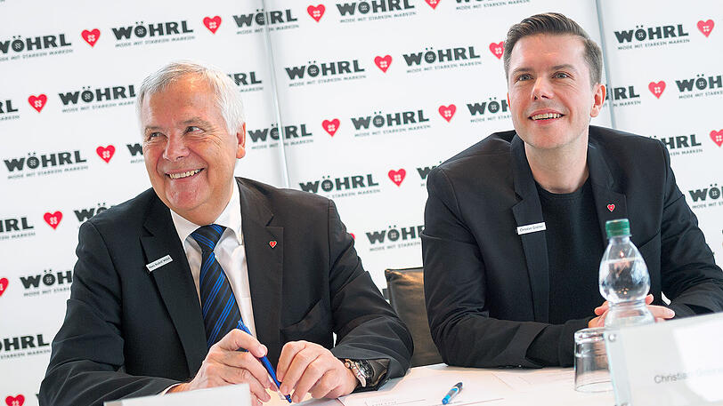 Der neue Eigentümer der Modehauskette Wöhrl, Christian Greiner (r.), Enkelsohn des Firmengründers, gibt am Dienstag zusammen mit seinem Vater Hans Rudolf Wöhrl eine Pressekonferenz. Hans Rudolf Wöhrl ist der Sohn des Firmengründers Rudolf Wöhrl.