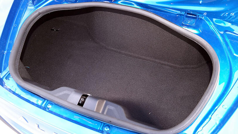 Der hintere Kofferraum ist mit 96 Litern Volumen nicht besonders groß geraten - vorne passen 100 Liter rein.