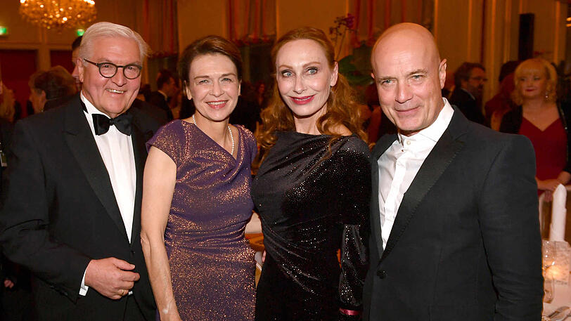 Frank-Walter Steinmeier (l.) mit seiner Frau und den Schauspielern Andrea Sawatzki und ihrem Mann Christian Berkel.