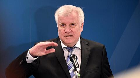 "Uns braucht niemand vorzuwerfen, dass wir eine inhumane Politik machen", sagt Seehofer.