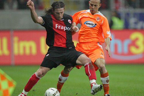 Ioannis Amanatidis den Ball ab