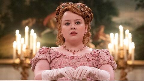 In "Bridgerton" mimt Nicola Coughlan die Rolle der Penelope Featherington alias Lady Whistledown.