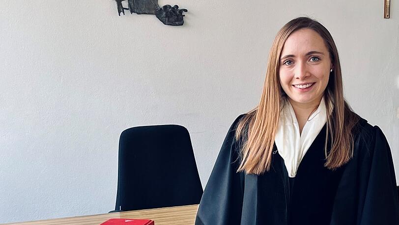 Christina Waldinger in ihrer schwarzen Robe.