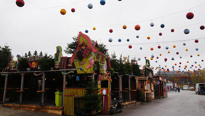 Am Winter-Tollwood gibt es wieder jede Menge Kreatives, Weihnachtliches und Köstliches zu entdecken. Am Mittwoch werden hier noch die letzten Arbeiten erledigt, bevor am Donnerstag um 14 Uhr eröffnet wird.