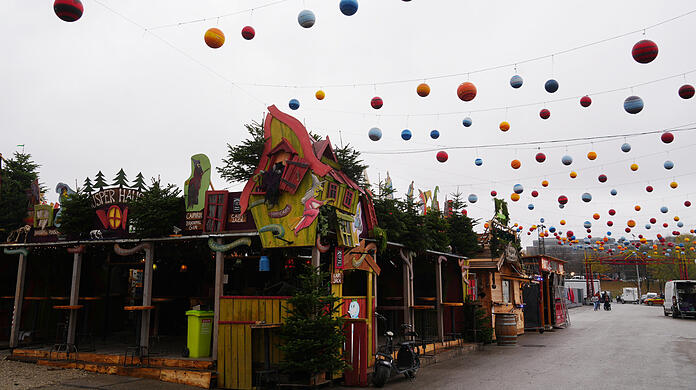 Am Winter-Tollwood gibt es wieder jede Menge Kreatives, Weihnachtliches und Köstliches zu entdecken. Am Mittwoch werden hier noch die letzten Arbeiten erledigt, bevor am Donnerstag um 14 Uhr eröffnet wird.
