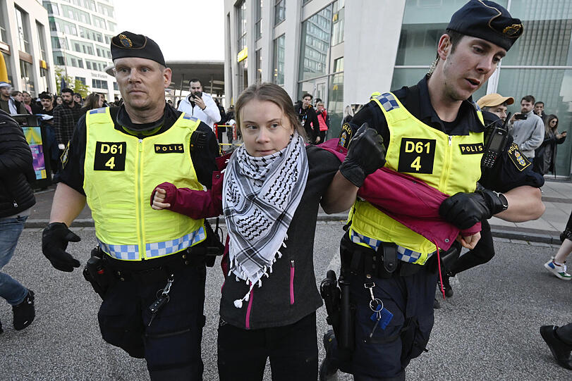 Die propalästinensiche Klimaaktivistin Greta Thunberg wird von der Polizei während einer Protestkundgebung im Rahmen des Eurovision Song Contest abgeführt.