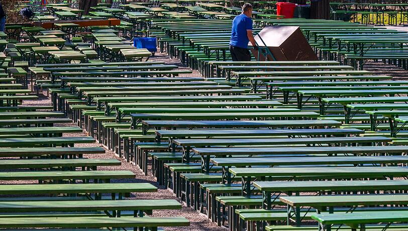 Vor dem Ansturm: Ein Mitarbeiter transportiert am Morgen eine Kiste neben den leeren Tischen eines Biergartens im Englischen Garten in München. Weil den ganzen Tag die Sonne scheinen soll, dürften sich die Plätze hier bald füllen. Vor dem Ansturm: Ein Mitarbeiter transportiert am Morgen eine Kiste neben den leeren Tischen eines Biergartens im Englischen Garten in München. Weil den ganzen Tag die Sonne scheinen soll, dürften sich die Plätze hier bald füllen.