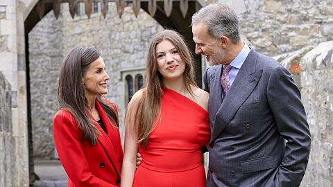 Prinzessin Sofía mit ihren Eltern bei ihrer Absolventenfeier in Wales.
