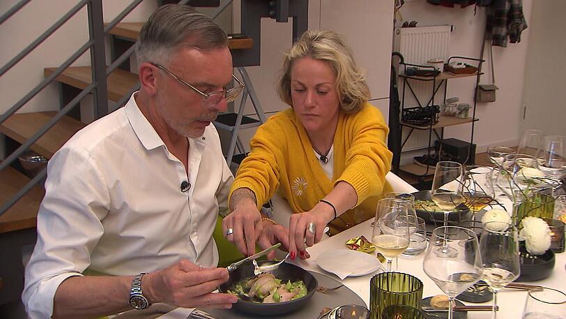 Shirin schmeckt der rohe Fisch nicht - sehr zur Freude von Tobi. Shirin schmeckt der rohe Fisch nicht - sehr zur Freude von Tobi.