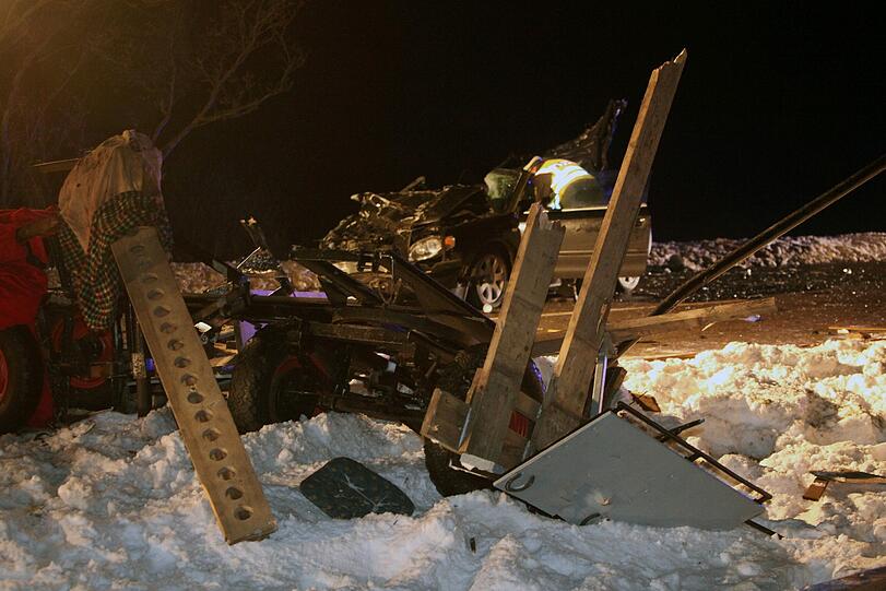 Die Überreste der Pferdekutschen liegen im Schnee. 22 Menschen wurden teils schwer verletzt.