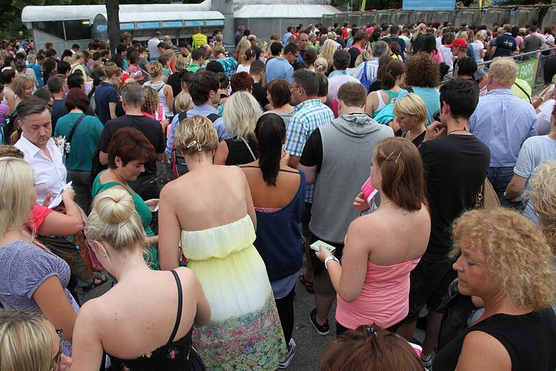 Warten auf Robbie Williams. Schon lange vor dem Konzert strömen die Fans zum Olympiazentrum. Die Bilder.