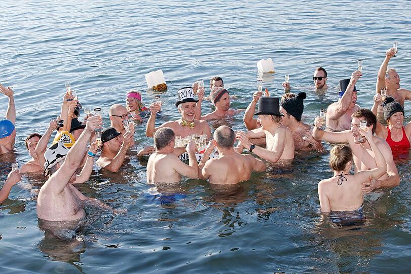 In den Bains des Paquis im Genfersee (Schweiz) wurde das Anbaden auch gleich zum gemeinsamen Anstoßen genutzt.