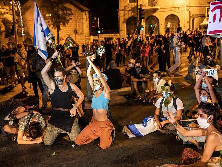 Demonstranten protestieren gegen den israelischen Ministerpräsidenten Netanjahu in der Nähe seiner Residenz.