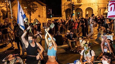 Demonstranten protestieren gegen den israelischen Ministerpräsidenten Netanjahu in der Nähe seiner Residenz.