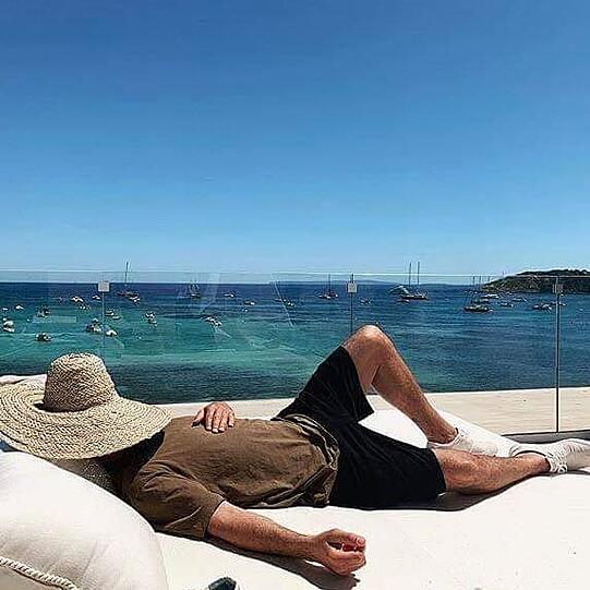 Fack ju Stress: Kino-Liebling Elyas M&rsquo;Barek lässt es auf Ibiza zwischen Pool und Meer entspannt und gut behütet angehen.