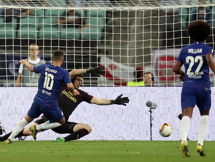 Eden Hazard (l) lässt Keeper Petr Cech keine Chance und trifft zum 4:1 für Chelsea.