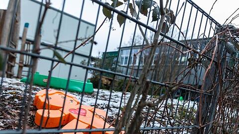Ein oranger Plastikaufsteller liegt im Spielbereich der Kita in Freiburg. Zwei Kinder aus der Notbetreuung der Einrichtung wurden mit einer Virusmutation infiziert.