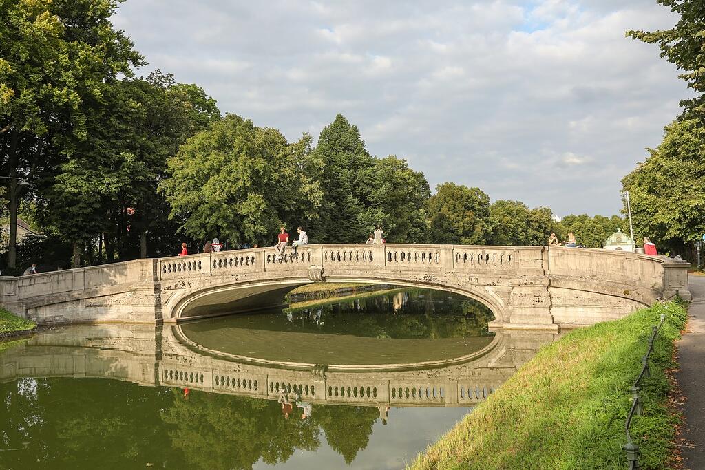 Gerner Brücke Ein Münchner Sommerort am Nymphenburger Kanal