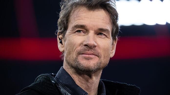 Der ehemalige Fußballer Jens Lehmann steht in einem Stadion.
