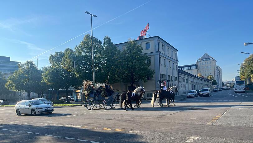 Eine Kutsche wendet vor dem Circus Krone.