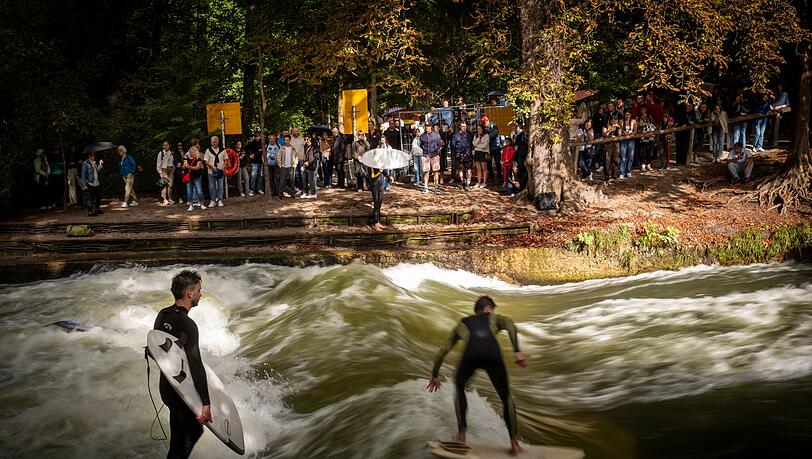 Endlich wieder eine Eisbachwelle: Darauf hoffen Surferinnen und Surfer in M&uuml;nchen. (Archivbild)