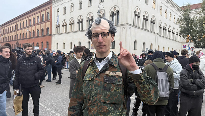 Zum Verwechseln ähnlich: Dieser Demonstrant behauptet, er sei Friedrich Merz und beantwortet Fragen nur ironisch. Zum Verwechseln ähnlich: Dieser Demonstrant behauptet, er sei Friedrich Merz und beantwortet Fragen nur ironisch.