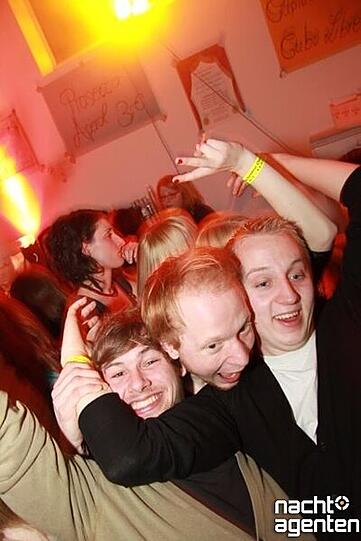 Dass es auch in Münchens Peripherie heiße Partys geben kann, hat in Ebersberg die Freiwillige Feuerwehr Oberndorf bewiesen und eine "Schnäppchenparty" ausgerichtet. Mehr Bilder unter: www.nachtagenten.de