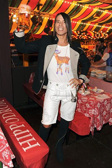 Er trägt tatsächlich eine weiße Lederhose und ein Bambi-T-Shirt: "Jorge" von Germanys next Topmodel war auf dem Oktoberfest.